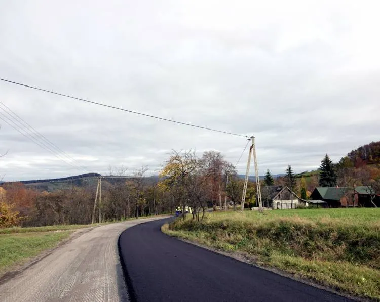Trwają intensywne prace przy modernizacji dróg powiatowych Powiat nowosądecki