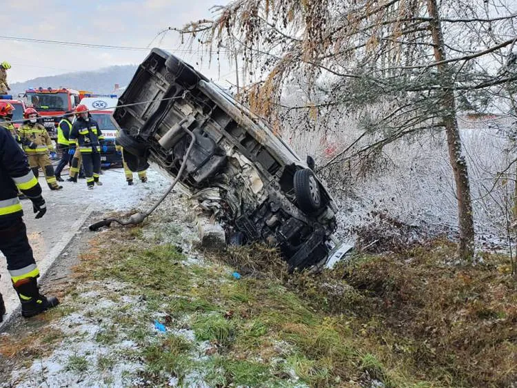 Tragiczny wypadek w miejscowości Łosie. Samochód dostawczy wbił się bokiem w bariery i zawisł na nich