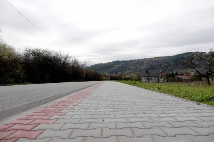 Jeszcze w tym roku przy drogach powiatowych powstaną nowe chodniki
