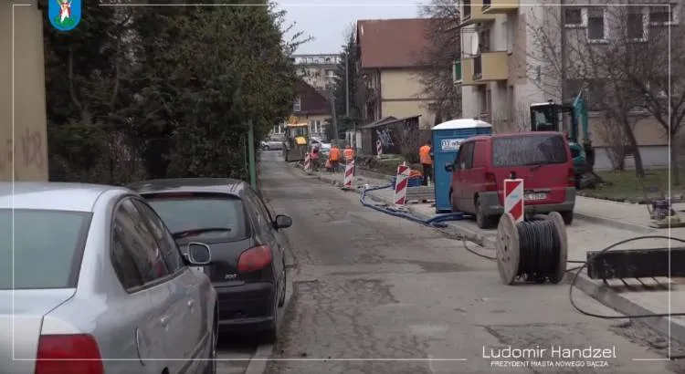 Trwają prace przy remoncie chodnika na ul. Tuwima