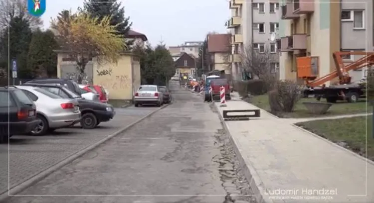 Trwają prace przy remoncie chodnika na ul. Tuwima