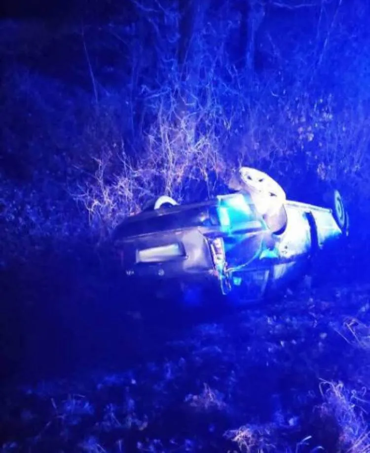 W Kadczy osobówka wypadła z drogi. Na miejscu zdarzenia nie było kierującego
