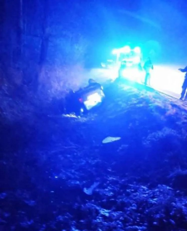W Kadczy osobówka wypadła z drogi. Na miejscu zdarzenia nie było kierującego