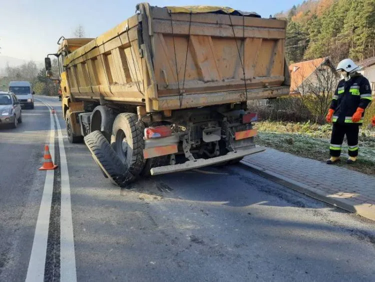 O włos od tragedii, z ciężarówki oderwało się koło i uderzyło w nadjeżdżający z przeciwka samochód osobowy