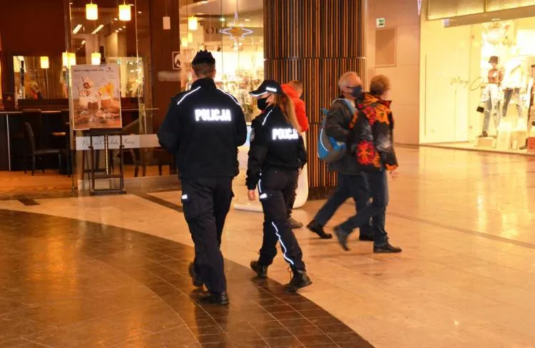 Sądecczyzna: Policjanci prowadzą działania prewencyjno-kontrolne na terenie dużych placówek handlowo-usługowych