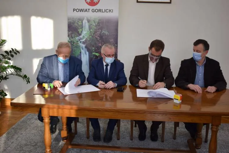 Władze powiatu gorlickiego podpisały umowę na realizację kolejnej inwestycji drogowej