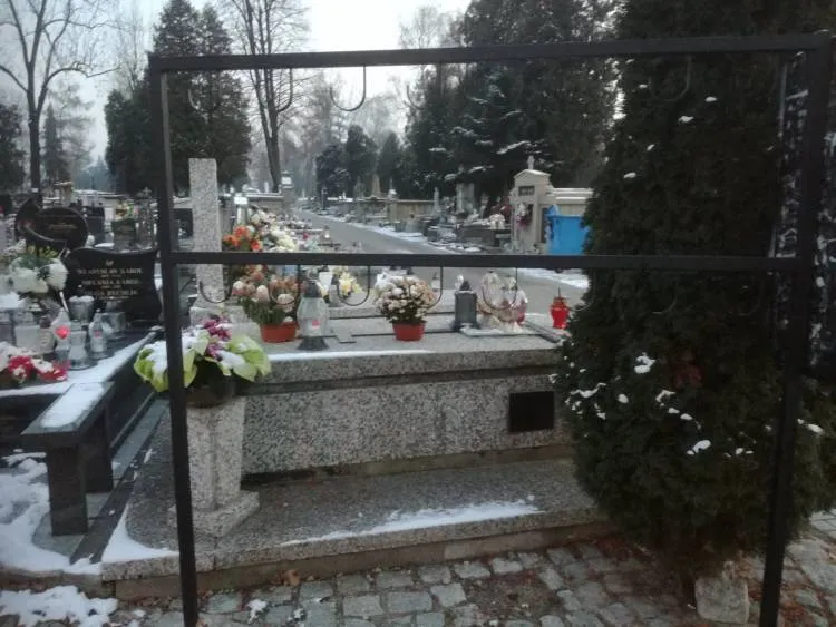 Z sądeckiego Cmentarza Komunalnego znikły zielone konewki Nowy Sącz