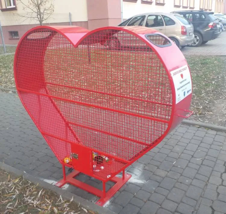 W mieście pojawiły się kolejne kosze w kształcie serca. Można wrzucać nakrętki i pomóc w leczeniu i rehabilitacji Tomasza Brzeskiego