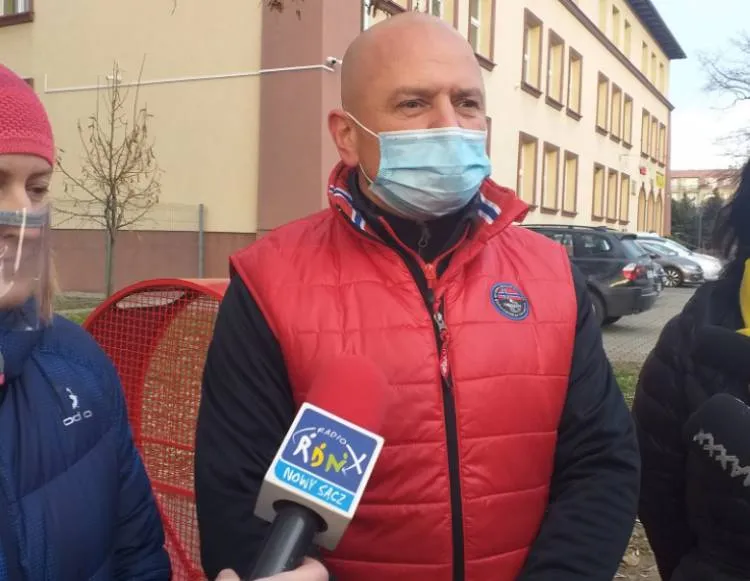 W mieście pojawiły się kolejne kosze w kształcie serca. Można wrzucać nakrętki i pomóc w leczeniu i rehabilitacji Tomasza Brzeskiego