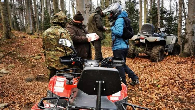 Żądni adrenaliny quadowcy z mandatami za jazdę po szlaku turystycznym