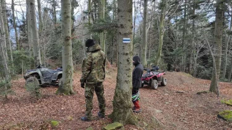 Żądni adrenaliny quadowcy z mandatami za jazdę po szlaku turystycznym