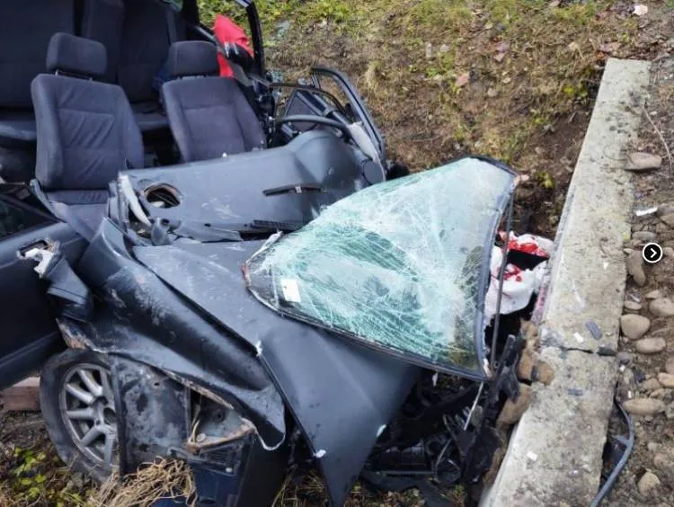 Wypadek w Łososinie Dolnej. Jedna osoba była zakleszczona w pojeździe