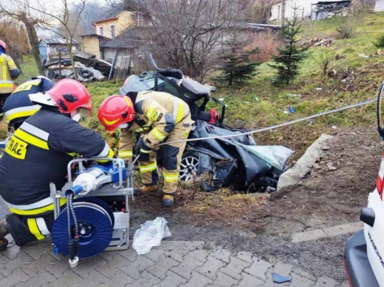 Wypadek w Łososinie Dolnej. Jedna osoba była zakleszczona w pojeździe