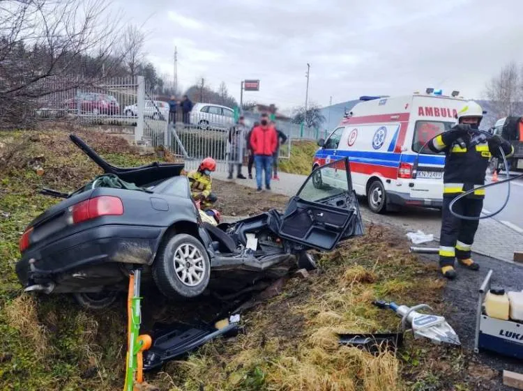 Wypadek w Łososinie Dolnej. Jedna osoba była zakleszczona w pojeździe