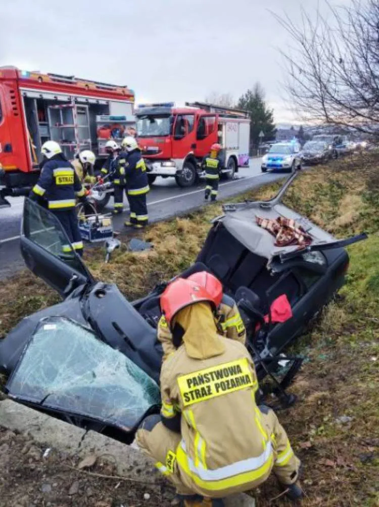 Wypadek w Łososinie Dolnej. Jedna osoba była zakleszczona w pojeździe