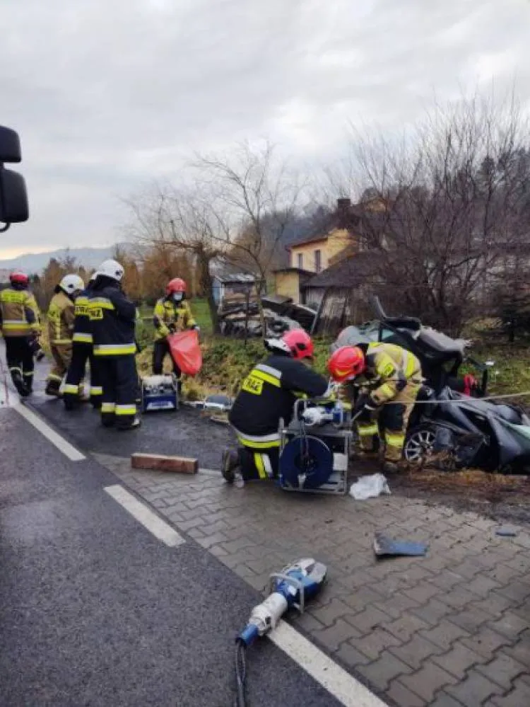 Wypadek w Łososinie Dolnej. Jedna osoba była zakleszczona w pojeździe