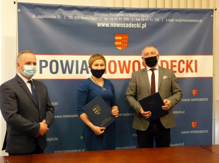 Powiat Nowosądecki na Miodnym szlaku -  w Starostwie podpisano stosowną deklarację