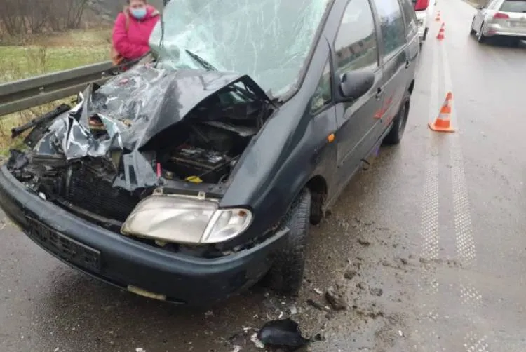 W Łęce osobówka zderzyła się z busem
