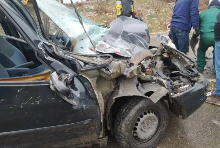 W Łęce osobówka zderzyła się z busem
