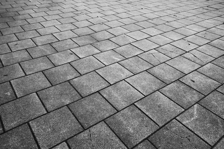 Bezpieczniejsze przejścia piesze w centrum Tymbarku. Zakończono remont chodnika