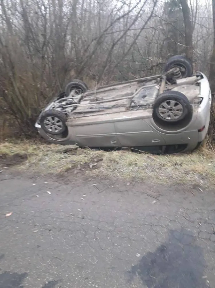 Wypadek na drodze powiatowej w Śnietnicy. Osobówka wypadła z drogi i dachowała
