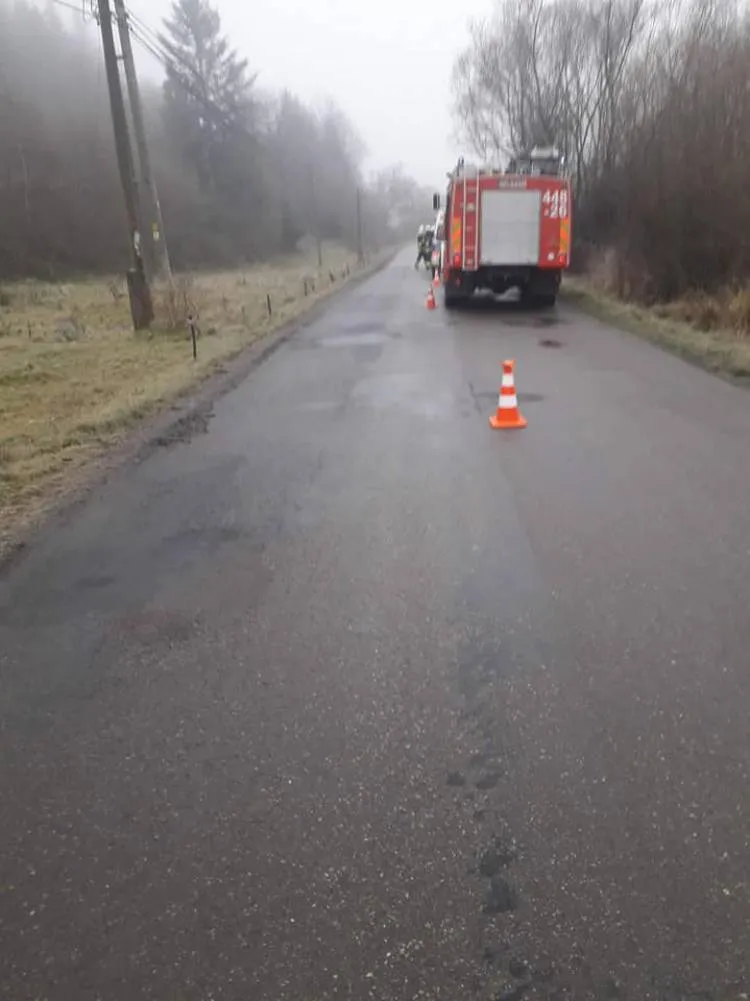 Wypadek na drodze powiatowej w Śnietnicy. Osobówka wypadła z drogi i dachowała