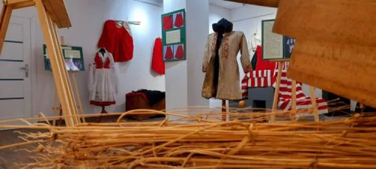W Muzeum Pienińskim w Szlachtowej można obejrzeć wystawę pt. „Kraina borytasów, zielonych lajbików i kanafasu – strój spiski”
