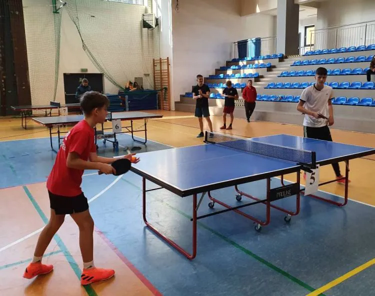 W sali sportowej w Łącku odbył się VIII Powiatowy Turniej Tenisa Stołowego dla młodzieżowych drużyn pożarniczych z Powiatu Nowosądeckiego
