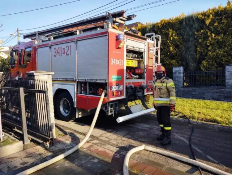 Nowy Sącz, ul. Księżycowa. W garażu przy budynku mieszkalnym palił się samochód osobowy