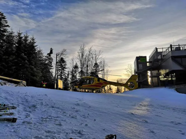Wypadek na stoku Kasina Ski&Bike Park. Poszkodowany narciarz został zabrany śmigłowcem LPR do szpitala