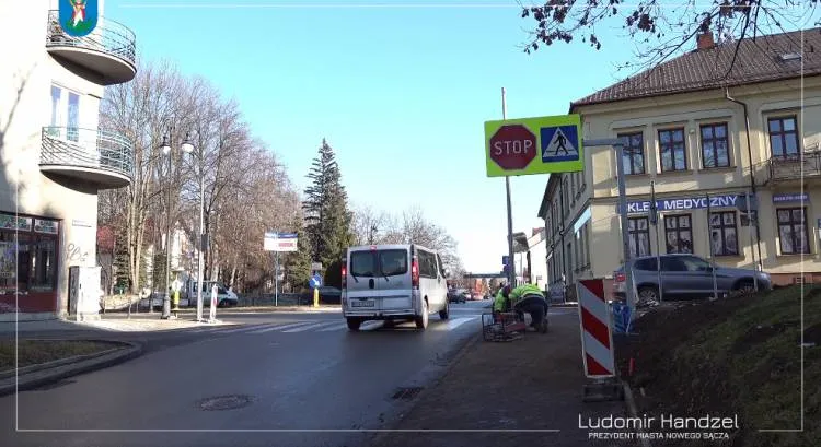 Na skrzyżowaniu ul. Jagiellońskiej z ul. Mickiewicza trwa montaż sygnalizacji świetlnej 