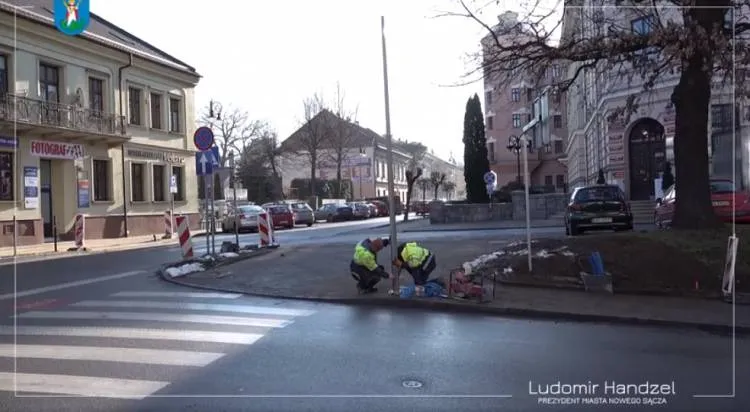 Na skrzyżowaniu ul. Jagiellońskiej z ul. Mickiewicza trwa montaż sygnalizacji świetlnej 