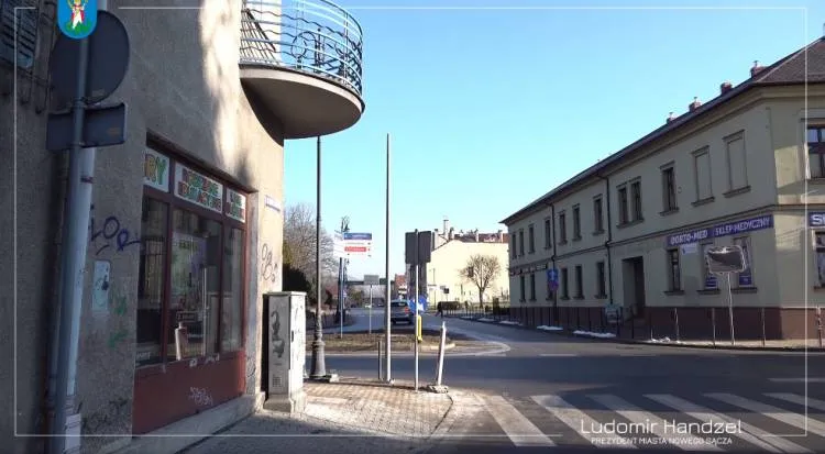 Na skrzyżowaniu ul. Jagiellońskiej z ul. Mickiewicza trwa montaż sygnalizacji świetlnej