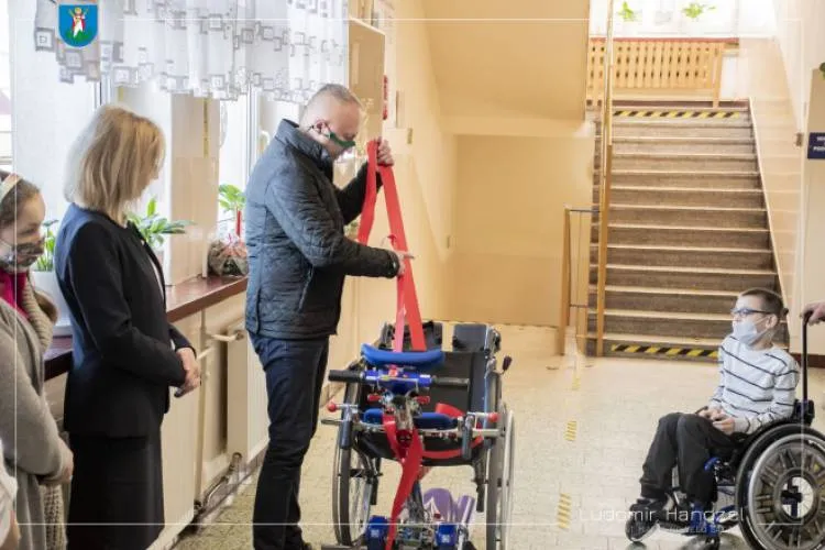 Do SP nr 8 trafił specjalistyczny sprzęt dla uczniów ze specjalnymi potrzebami edukacyjnymi