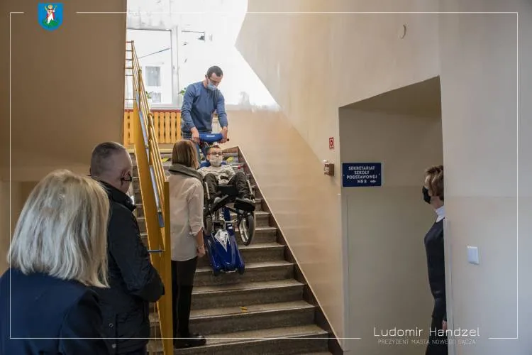Do SP nr 8 trafił specjalistyczny sprzęt dla uczniów ze specjalnymi potrzebami edukacyjnymi
