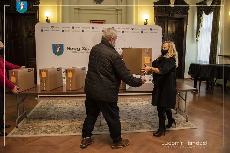 Miasto przekazało komputery dla rodzin zastępczych