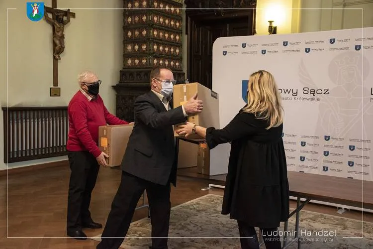 Miasto przekazało komputery dla rodzin zastępczych