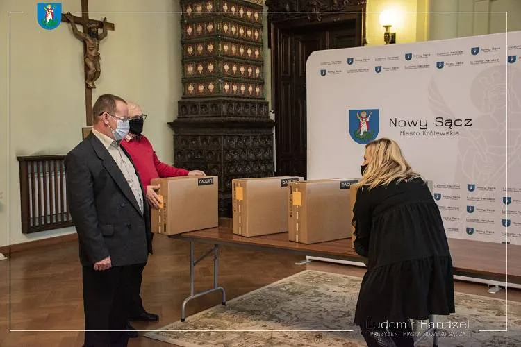 Miasto przekazało komputery dla rodzin zastępczych
