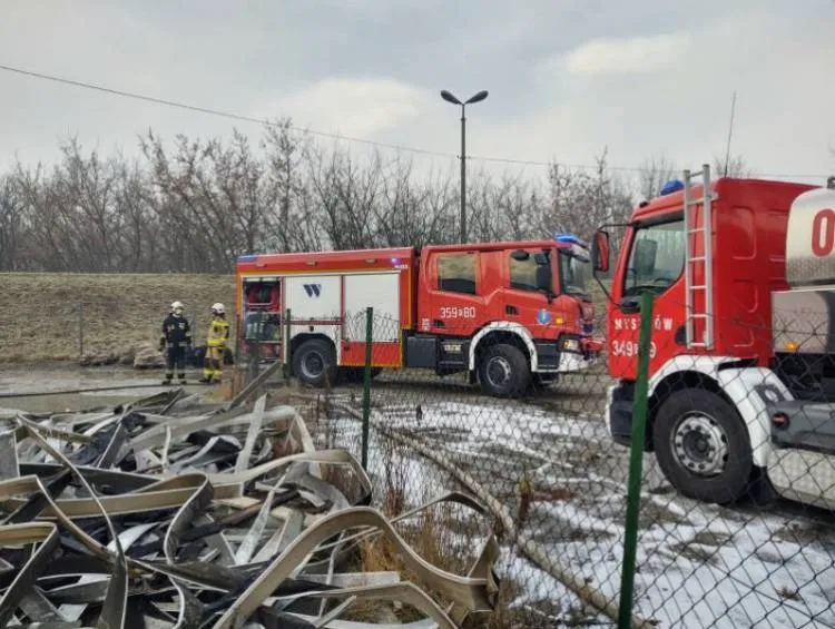 Pożar budynku produkcyjno-magazynowego na ul. Wolskiej. Strażacy przez blisko 4 godziny walczyli z ogniem