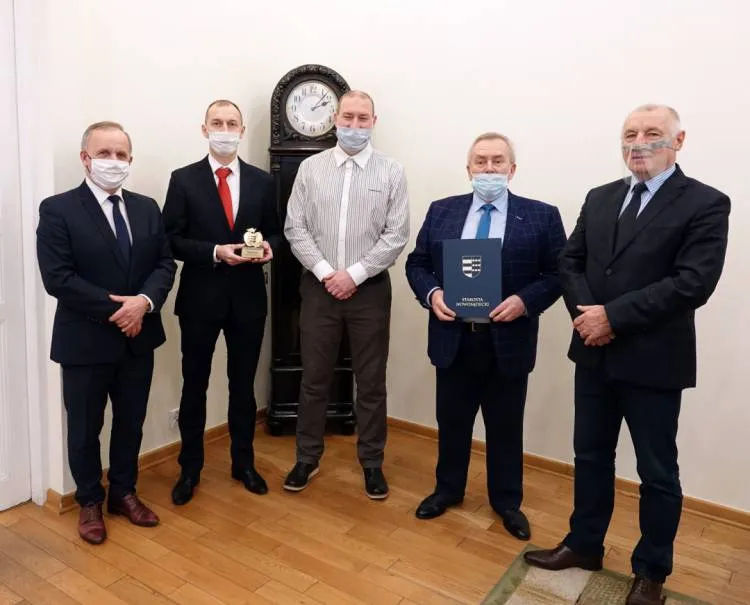 Członkowie Klubu Honorowych Dawców Krwi „ADMA” z Grybowa otrzymali statuetkę Złotego Jabłka Sądeckiego