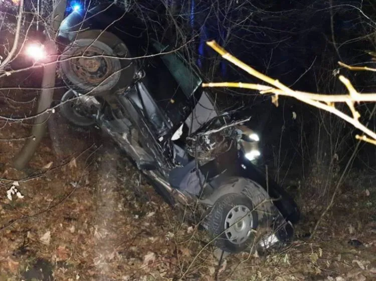 W Barcicach osobówka wypadła z drogi. Dwie osoby trafiły do szpitala