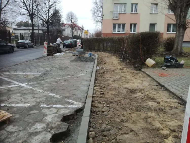 Rozpoczął się remont chodnika i zatoki postojowej przy ul. Kołłątaja