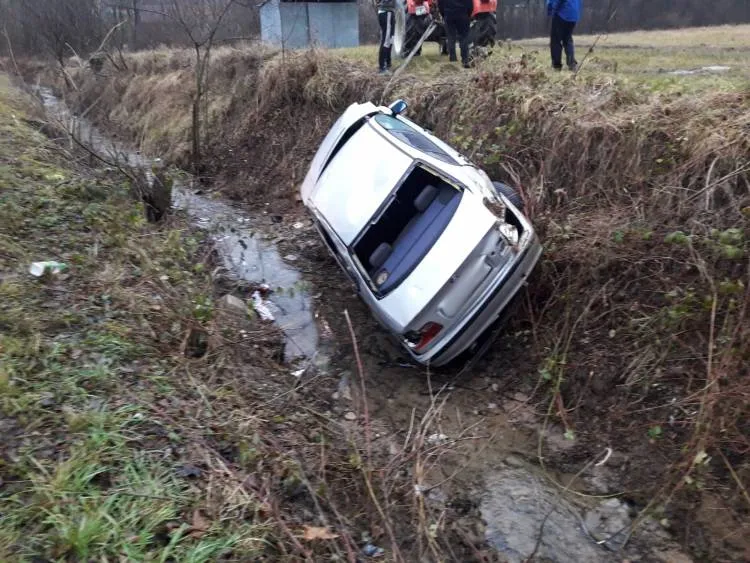 Groźny wypadek w Olszanie. Osobówka wypadła z drogi