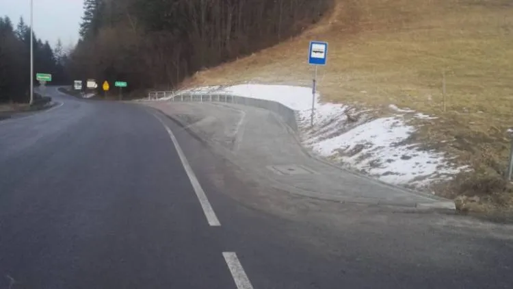 W ciągu drogi powiatowej Limanowa – Kamienica w miejscowości Roztoka powstały dwie zatoki autobusowe