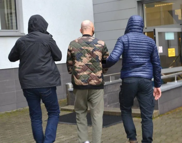 Wyrzuciła przez okno 22 tysiące złotych. Oszukał ją fałszywy policjant