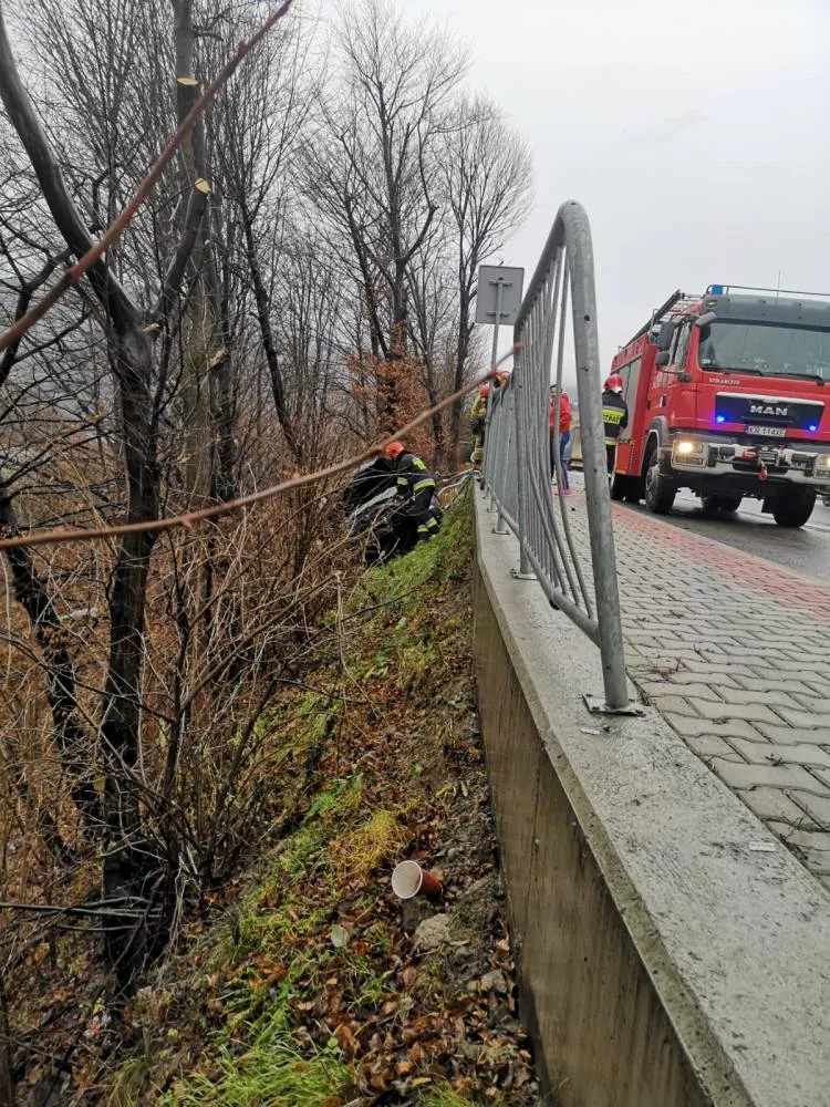W Rytrze osobówka zjechała z drogi i spadła ze skarpy