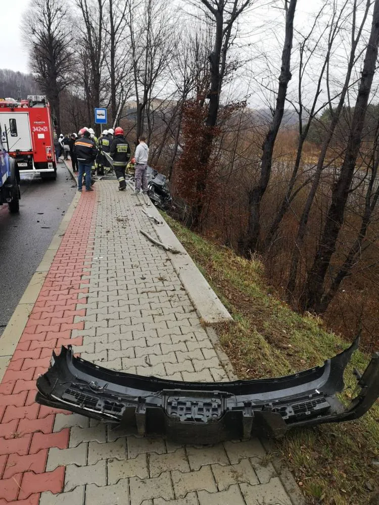 W Rytrze osobówka zjechała z drogi i spadła ze skarpy