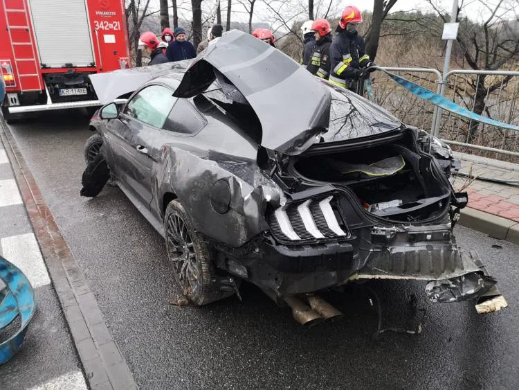 W Rytrze osobówka zjechała z drogi i spadła ze skarpy