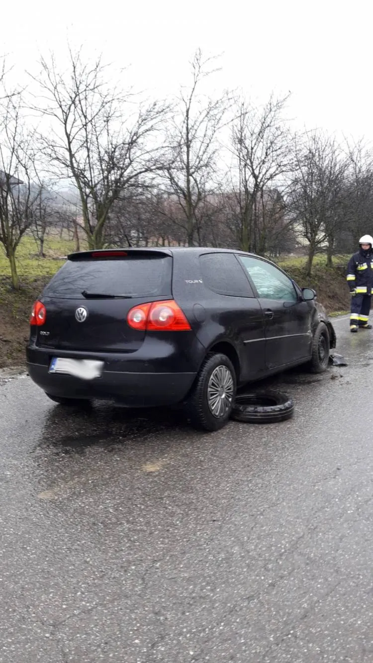 Na drodze powiatowej w Michalczowej dachował pojazd osobowy