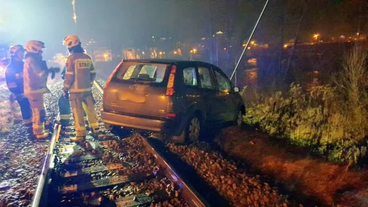 W Muszynie auto osobowe utknęło na torach kolejowych